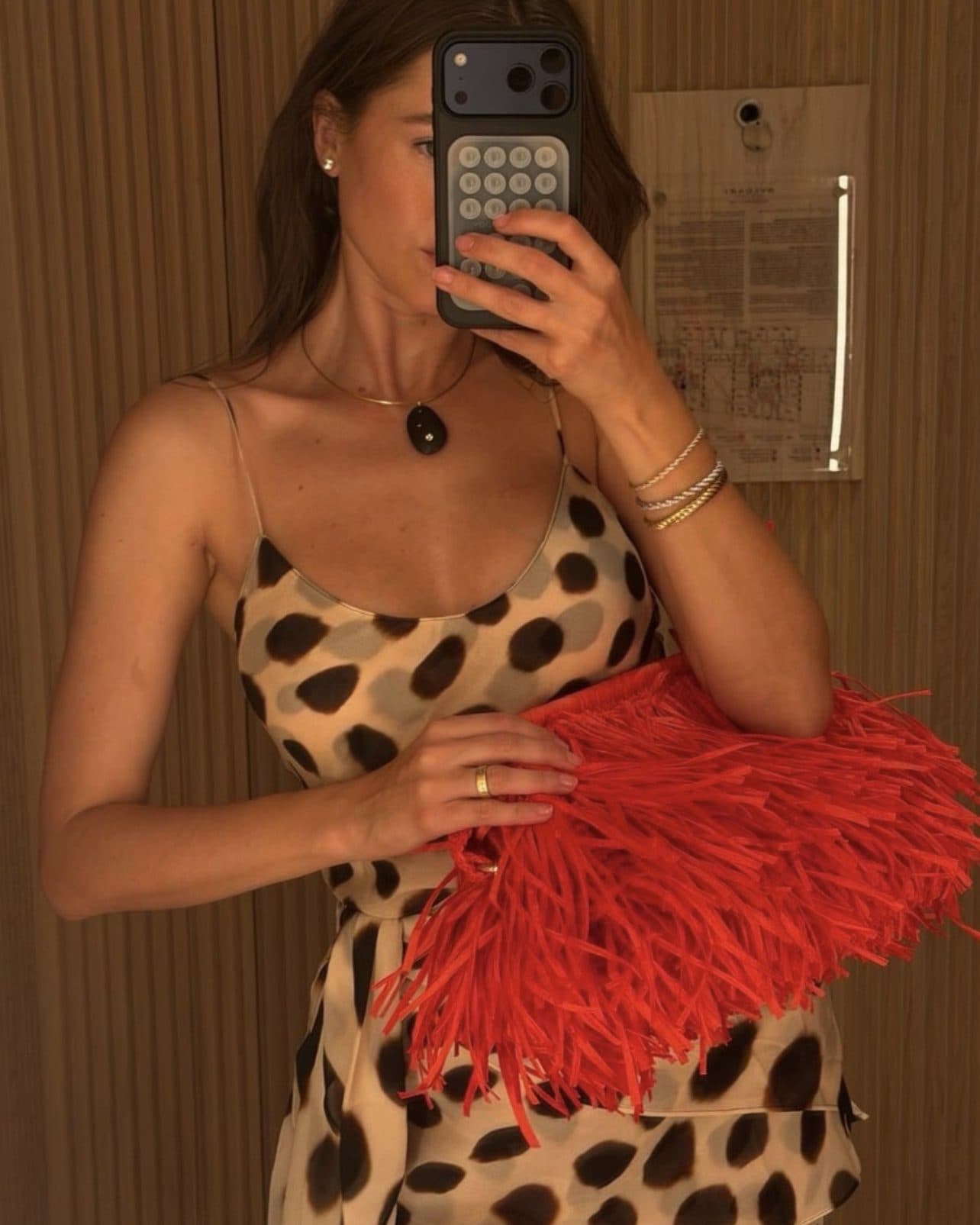 Rafya Luma Clutch, turuncu; leopar desenli elbiseyle