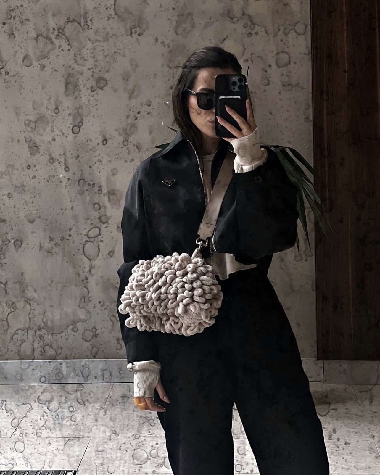 Mini Puffy Çanta, krem; siyah bomber ceketle